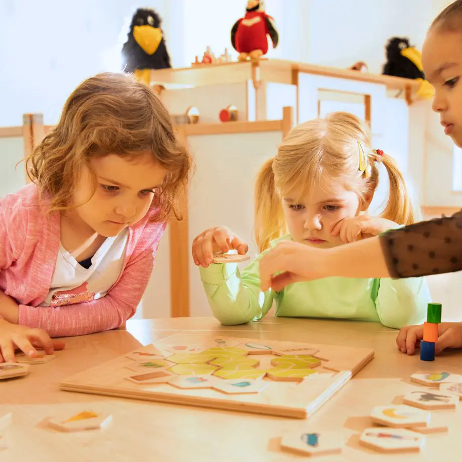 Kinder spielen Geschichtenwege